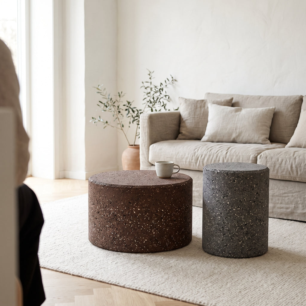 Deux assises cylindriques marron et gris anthracite dans un salon lumineux — visuel d'illustration