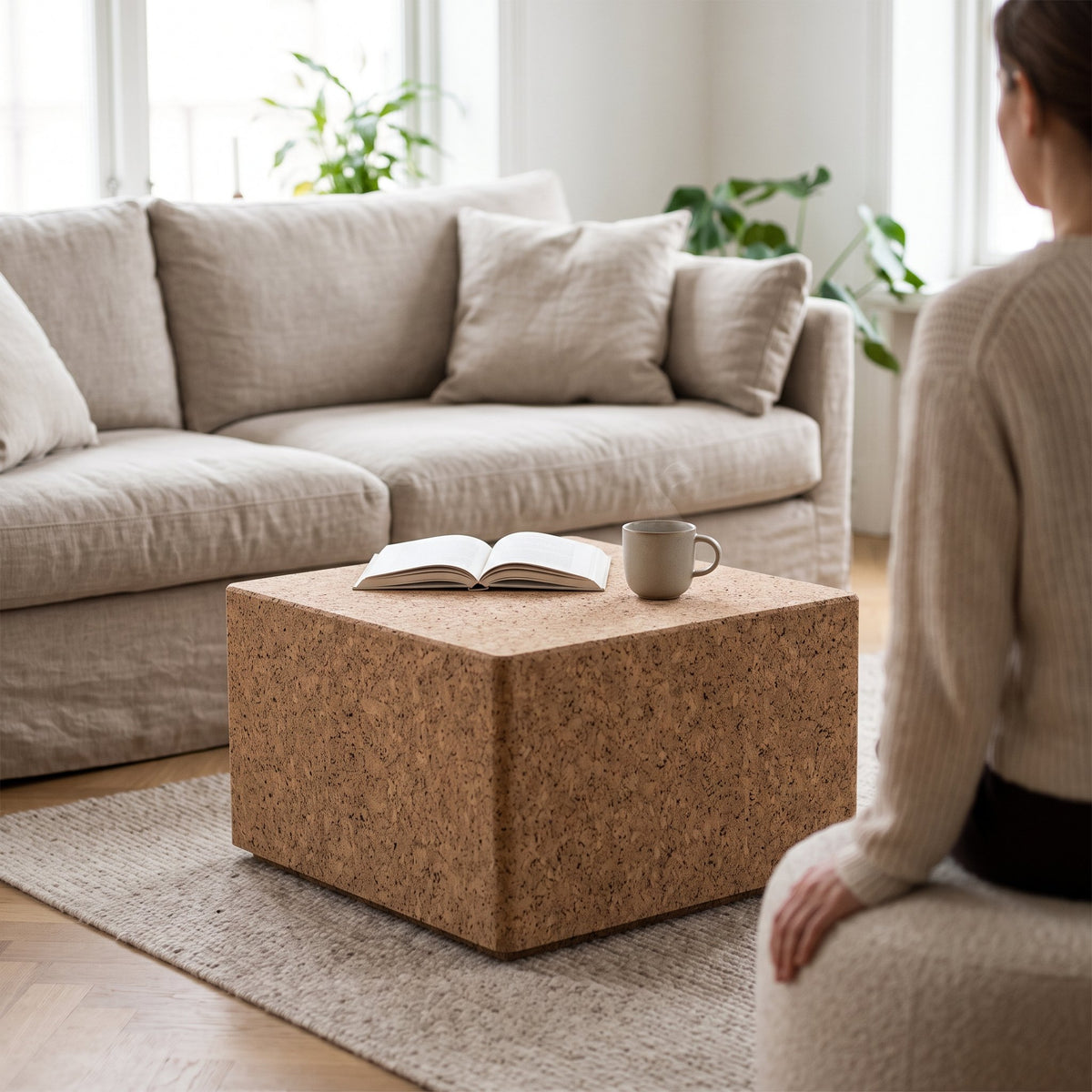 Table basse carrée en liège naturel dans un salon lumineux — visuel d'illustration