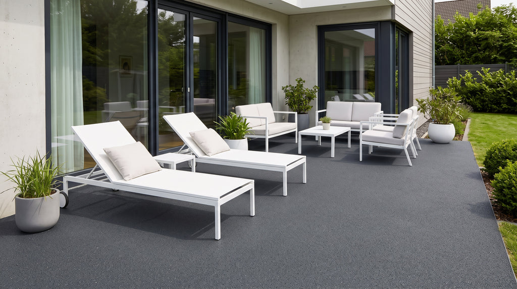 Terrasse de maison contemporaine en sol souple coulé anthracite sans joint avec transats blancs