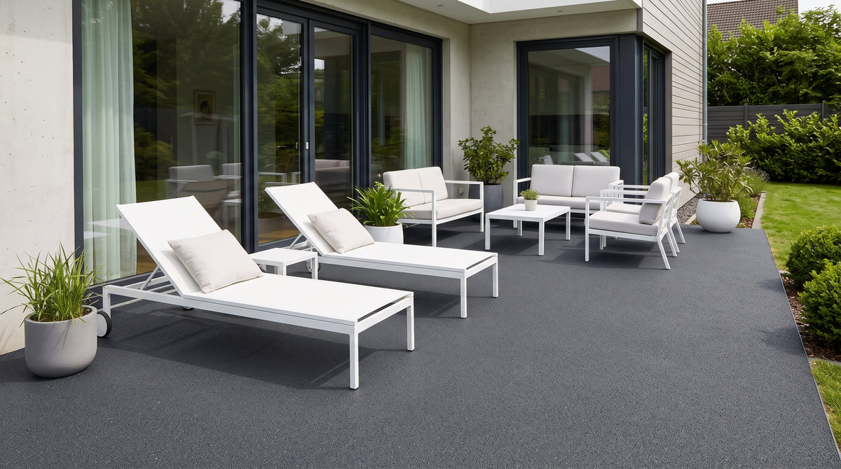 Terrasse de maison contemporaine en sol souple coulé anthracite sans joint avec transats blancs